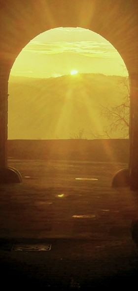 Schloss Bieberstein: Tor zum schlosshof. Blick auf den Sonnenaufgang